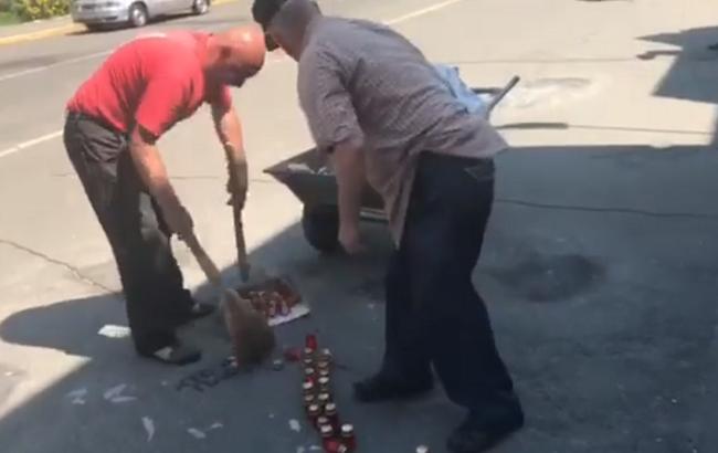 Коммунальщики не уважили место памяти погибшего Павла Шеремета (видео)