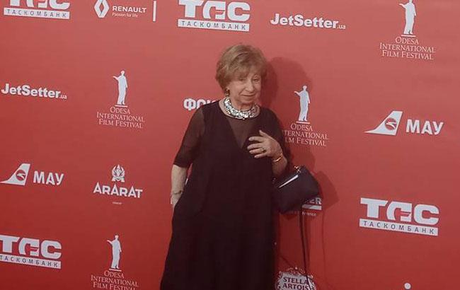 Лія Ахеджакова з'явилася в стильному вбранні червоною доріжкою Одеського міжнародного кінофестивалю