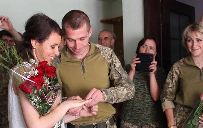 В Авдеевке военные сыграли трогательную "фронтовую" свадьбу