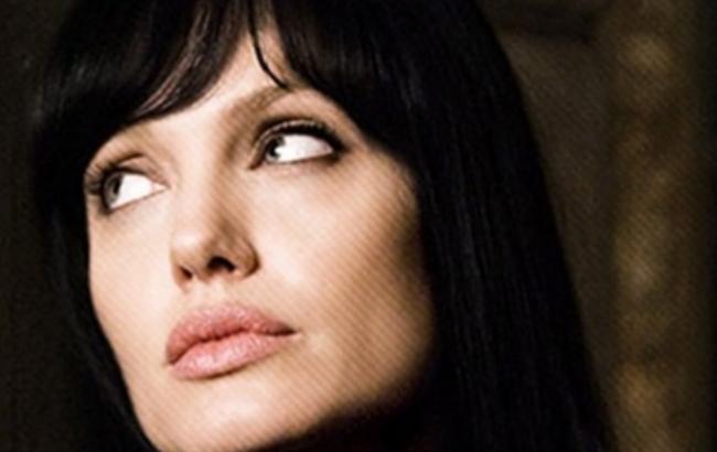 Анджелина Джоли появилась на обложке модного глянца