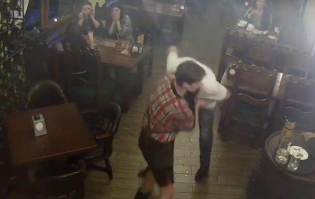 Опубліковано відео, як брат бойовика "ДНР" Захарченко ледь не убив офіціанта