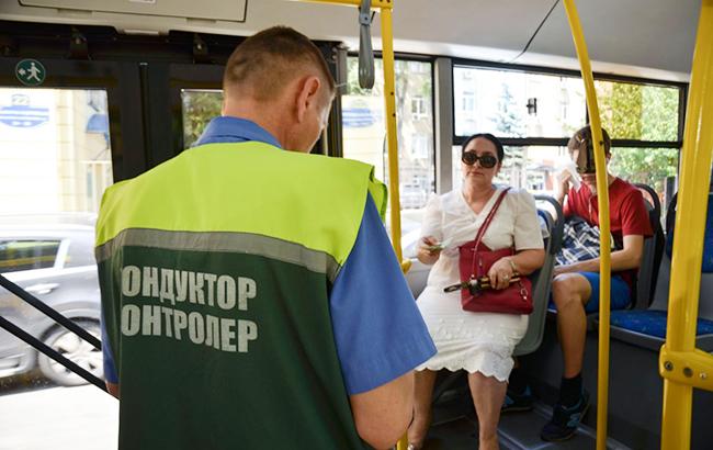 В трамваях и троллейбусах Днепра пассажиров "атакуют" странные контролеры