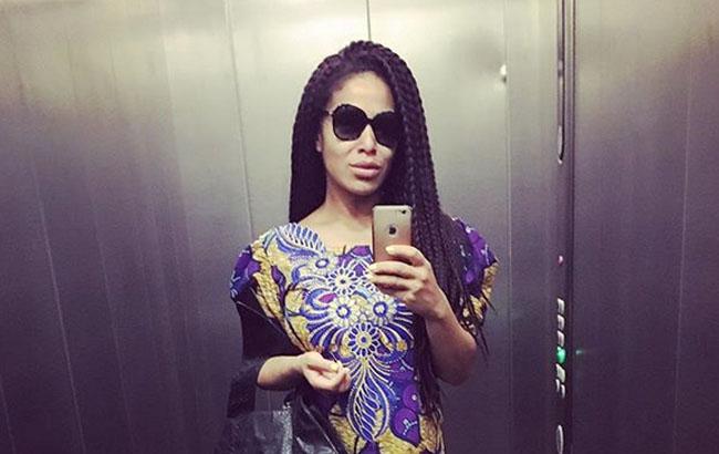 Гайтана показала новое фото с прогулки с новорожденной дочкой