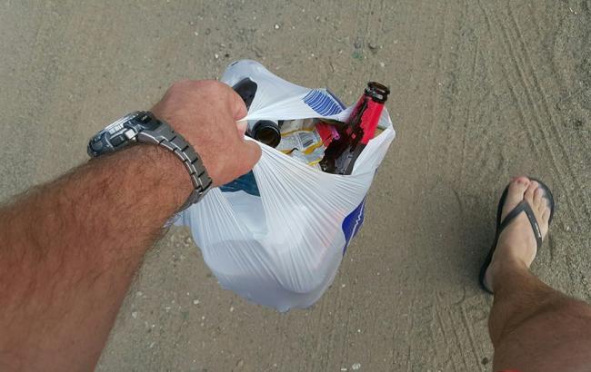 Кияни очистили пляж в Бортничах від кілограмів сміття