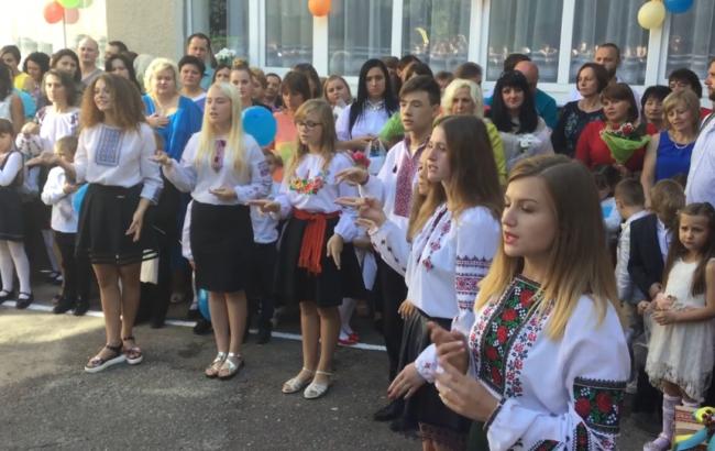 Ученики тернопольской школы исполнили гимн Украины на языке жестов