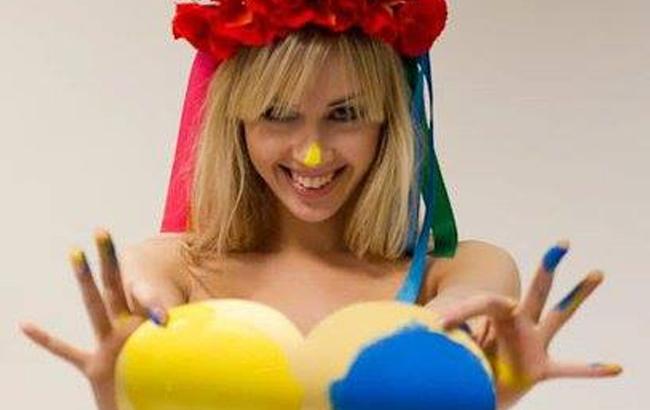Активистка Femen с голой грудью устроила провокацию на "Краковце"