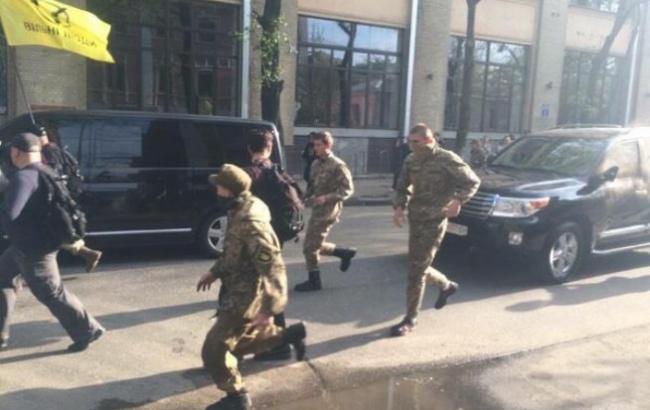 Представителей "Оппоблока" в Харькове забросали камнями и яйцами