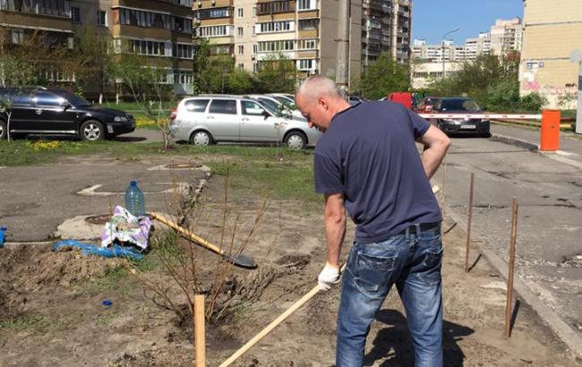 Киевлянин борется с нелегальной парковкой при помощи лопаты