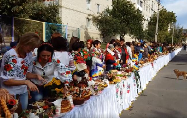 Украинцы накрыли гигантский стол с угощениями