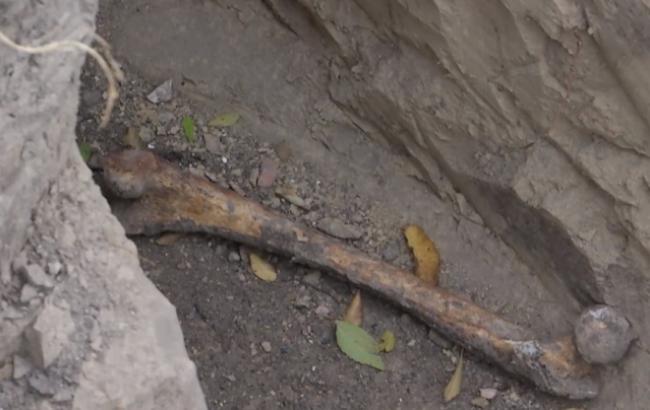 В Дніпрі будівельники засипали вулицю людськими кістками (відео)