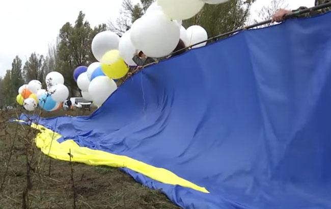 З'явилося вражаюче відео запуску величезного синьо-жовтого прапора над Донеччиною