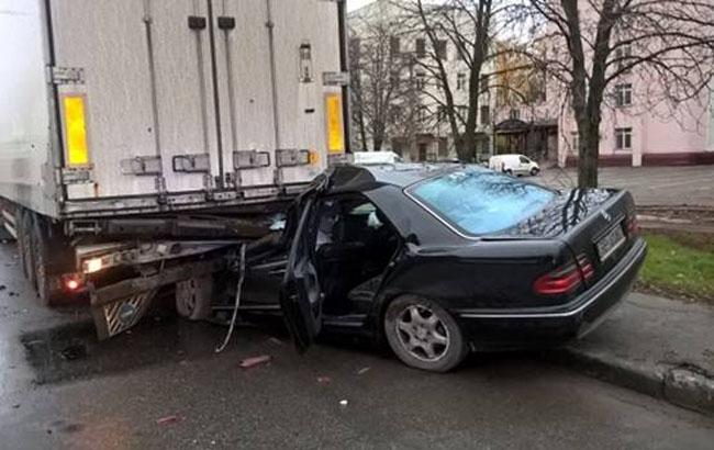 "Який молодий!": в Києві водій авто загинув після зіткнення з вантажівкою