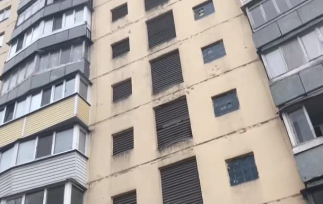 В Киеве из окна выбросилась девушка из-за несчастной любви (видео)