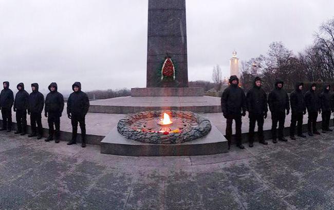 Почесна варта: У Києві біля Вічного вогню виставили охорону