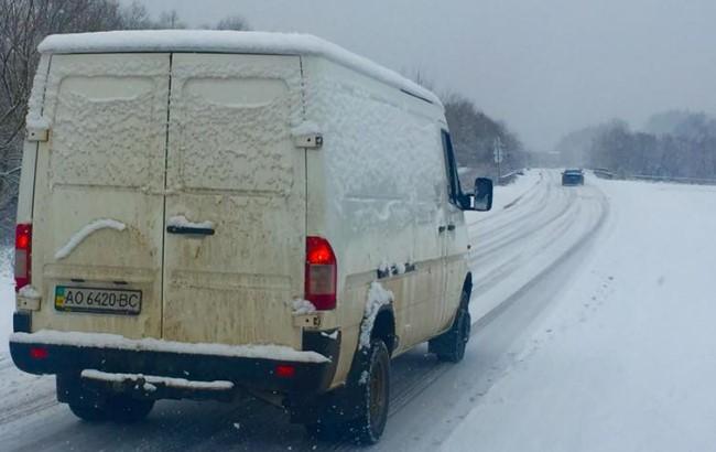 Снегопад на Закарпатье спровоцировал транспортный коллапс (видео)