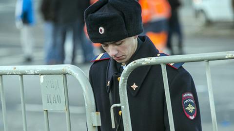 Угрюмая страна: в России полицейского наказали за улыбку