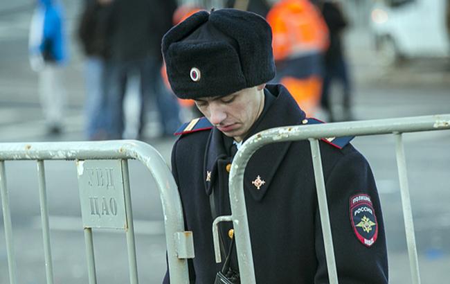 Похмура країна: в Росії поліцейського покарали за посмішку