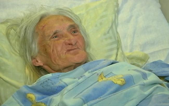 В Ровно 92-летнюю больную старушку родственники бросили на произвол судьбы (видео)