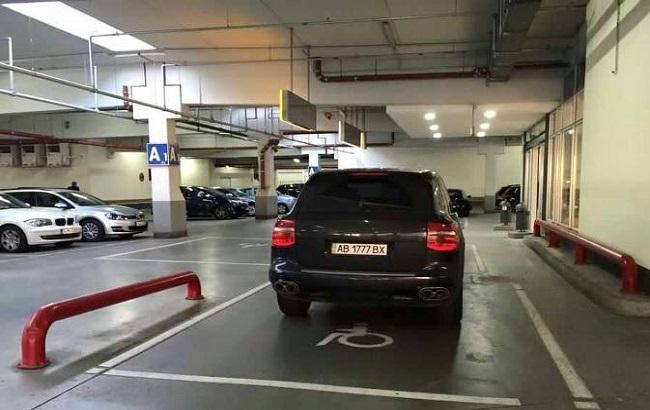 Украинский водитель Porsche в Германии стал "героем парковки"