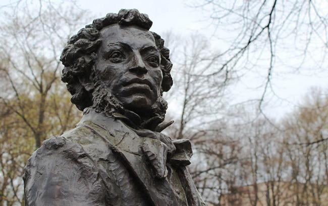 В Чернигове украли памятник российскому поэту