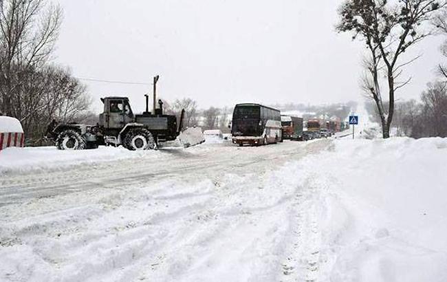 Снігопади в Україні: на трасі Київ-Харків утворились затори