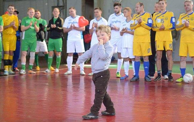 Кубок открытых сердец 2016: Мальчик с синдромом Дауна дал старт благотворительному турниру по мини-футболу