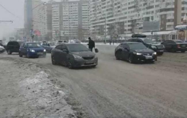 Переходил на зеленый: в Киеве водитель жестоко избил пешехода