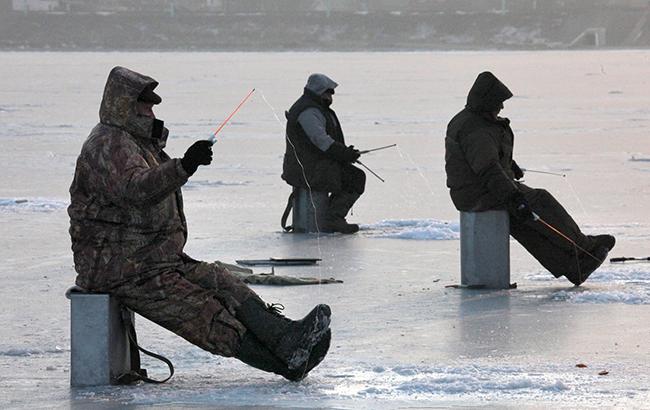 Под Полтавой 50 рыбаков застряли на льдине