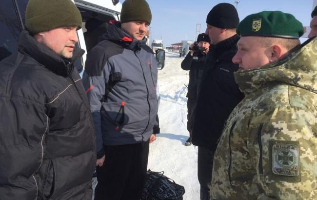 Освобожденные украинские пограничники направлены в госпиталь, - Порошенко