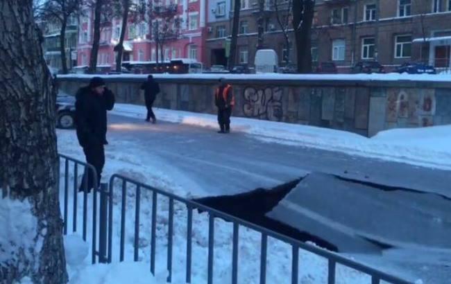 В центре Днепра образовалась 6-метровая яма (фото)