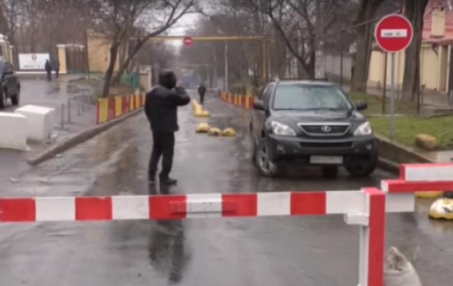 В Одессе активисты "воюют" с неизвестными, которые сделали платным проезд по улице (видео)