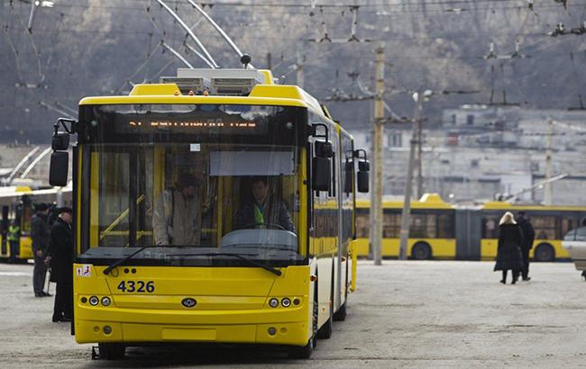В Киеве на ходу загорелся троллейбус (видео)