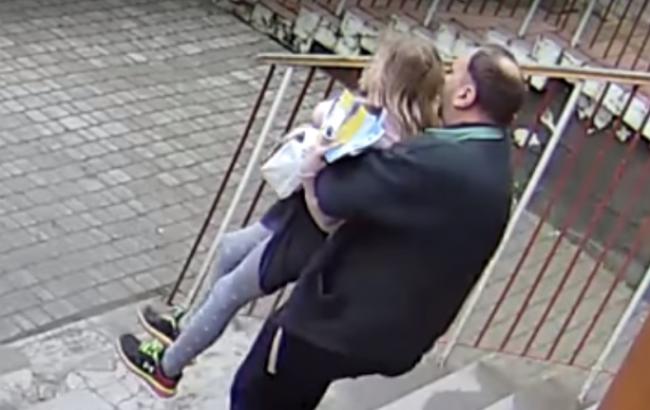На глазах у учеников: в тернопольской школе пытались похитить ребенка (видео)