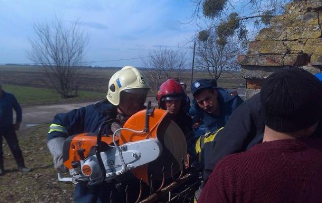 У Рівненській області дитина застрягла на паркані, проткнувши ногу арматурою (відео)