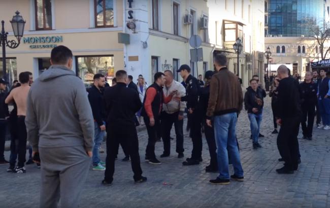 В центре Одессы посреди толпы произошла драка со стрельбой (видео)