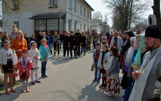 "В серцях і душах, вони не вмирають": у Житомирській області місцеві активісти встановили меморіальну дошку герою АТО