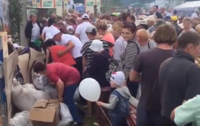 В России люди подрались за бесплатную картошку: опубликовано видео