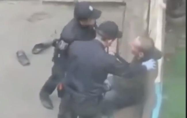 У мережі показали, як в Сумах поліція знущається над чоловіком (відео)
