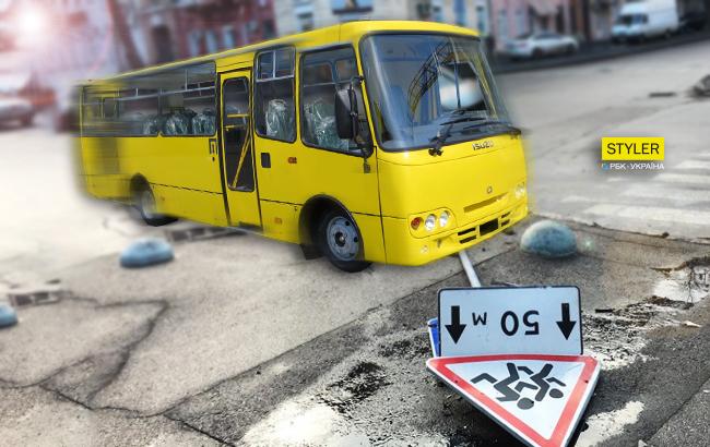 В Киеве "безбашенная" маршрутка сносила дорожные знаки: опубликовано видео