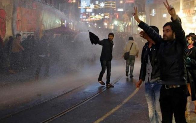 У Стамбулі застосували водомети проти протестувальників
