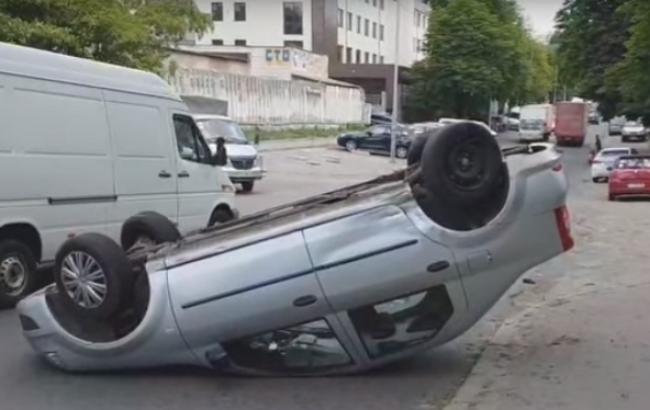 У Києві в результаті ДТП легковик перевернуло на дах (фото, відео)