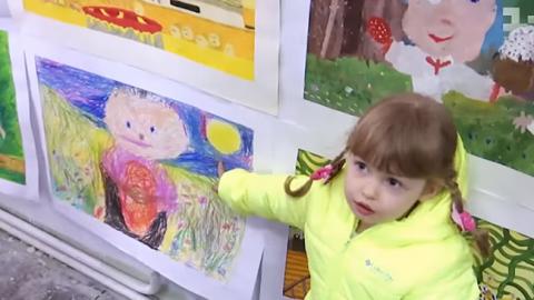 В Днепре картины трехлетнего ребенка продают за сотни долларов (видео)