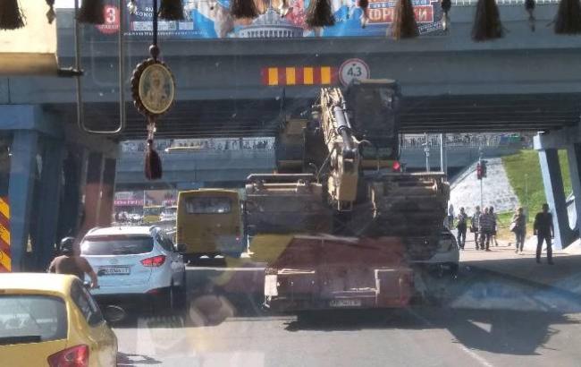 В Киеве грузовик с тягачом врезался в Каховский путепровод (фото)