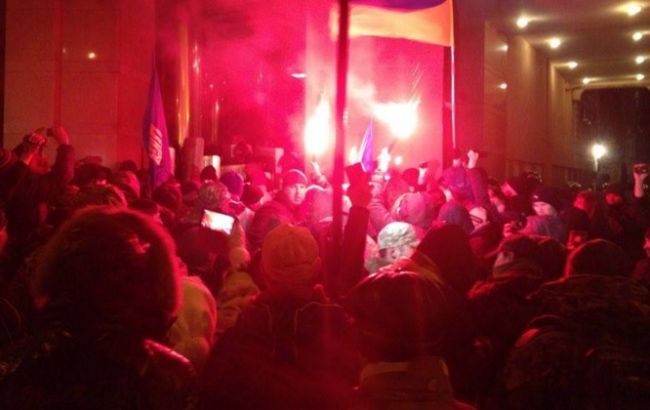 В Киеве протестующие штурмовали офис Ахметова
