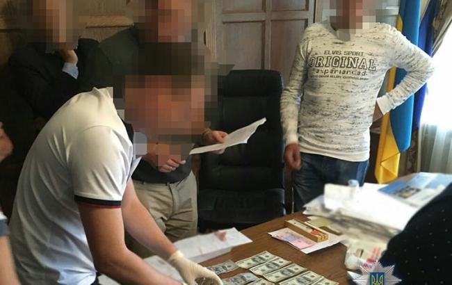 У Львівській області поліція затримала голову РДА на хабарі у 1,5 тис. доларів