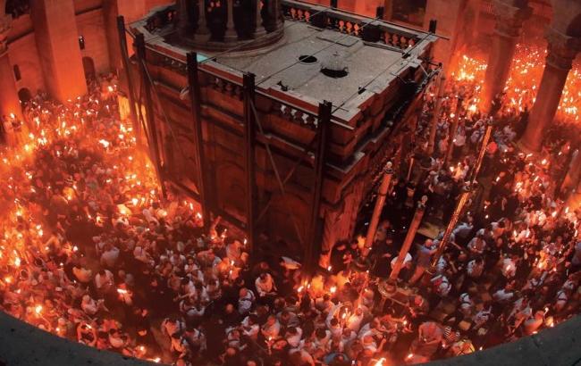Великоднє диво: Благодатний вогонь зійшов у Єрусалимі і скоро буде доставлений в Україну