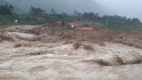 На севере Вьетнама после сильных ливней сошли оползни, есть жертвы