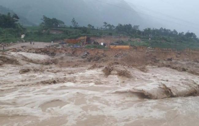 На півночі В'єтнаму після сильних злив зійшли зсуви, є жертви