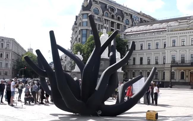 В самом центре Киева "выросли" огромные черные щупальца (фото)