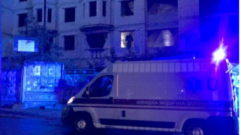 Екстремальне селфі: в Києві дівчина впала з недобудови (відео)